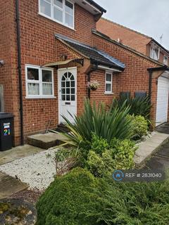 3 bedroom semi-detached house to rent, St. Michaels Court, Slough, SL2