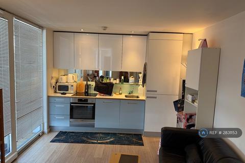 Studio to rent, New River Avenue, London, N8