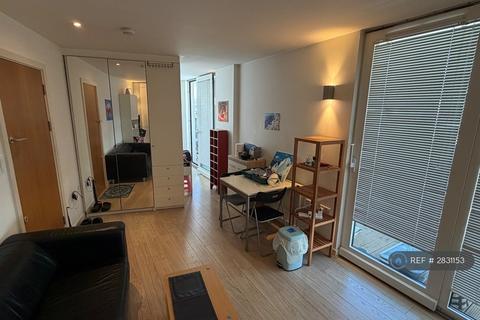 Studio to rent, New River Avenue, London, N8