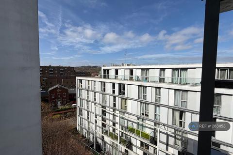 Studio to rent, New River Avenue, London, N8
