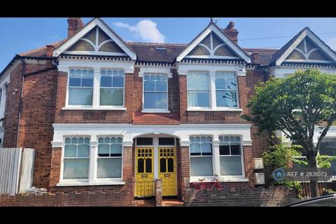4 bedroom flat to rent, Badminton Road, London, SW12