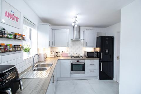 2 bedroom flat for sale, Broom Mills Road, Farsley, Pudsey, West Yorkshire, LS28