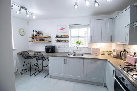 2 bedroom flat for sale, Broom Mills Road, Farsley, Pudsey, West Yorkshire, LS28