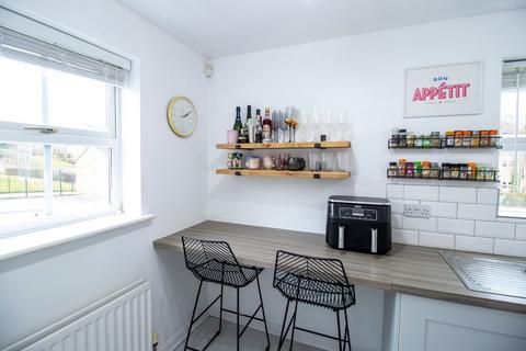 2 bedroom flat for sale, Broom Mills Road, Farsley, Pudsey, West Yorkshire, LS28