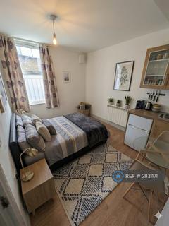 1 bedroom in a flat share to rent, Woodville Road, Thornton Heath, CR7
