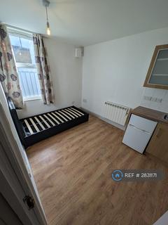 1 bedroom in a flat share to rent, Woodville Road, Thornton Heath, CR7