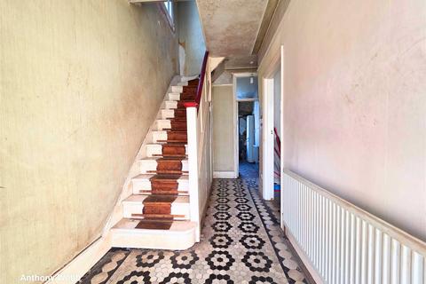 undefined, Grenoble Gardens, Palmers Green, London N13
