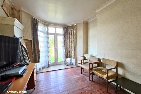 undefined, Grenoble Gardens, Palmers Green, London N13