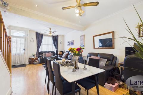 undefined, Wellington Avenue, London