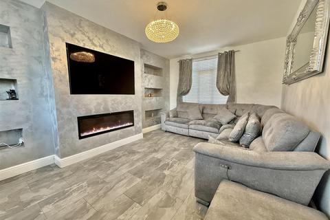 3 bedroom semi-detached house to rent, Brixham Avenue, Low Fell, Gateshead