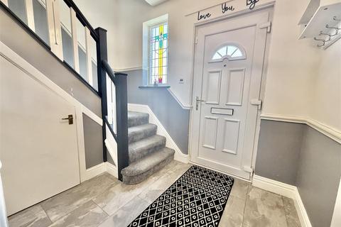 3 bedroom semi-detached house to rent, Brixham Avenue, Low Fell, Gateshead