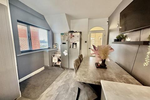 3 bedroom semi-detached house to rent, Brixham Avenue, Low Fell, Gateshead