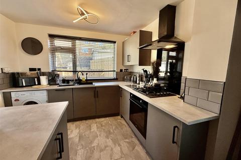 3 bedroom semi-detached house to rent, Brixham Avenue, Low Fell, Gateshead