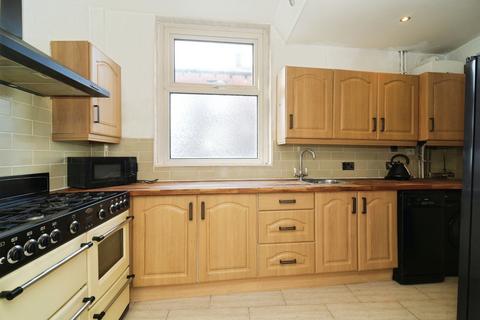 3 bedroom end of terrace house for sale, Kershaw Street, Oldham OL2