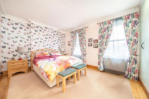 undefined, Holmesdale Road, Teddington TW11