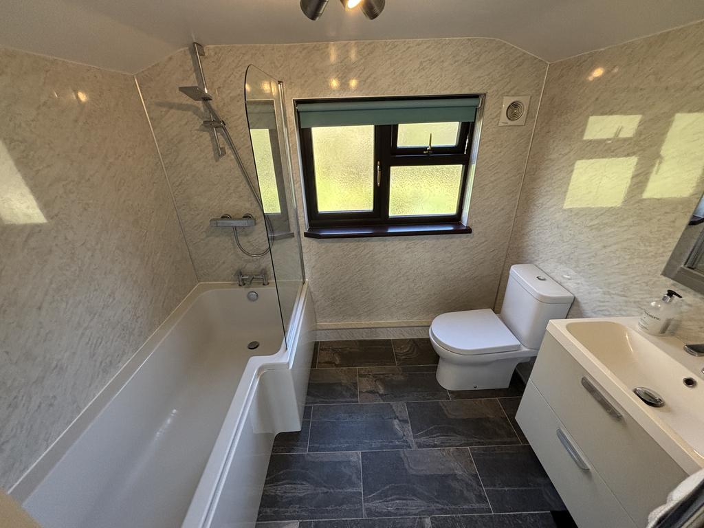 En suite to bedroom 1
