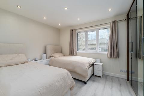 undefined, Dingle Gardens, London, E14