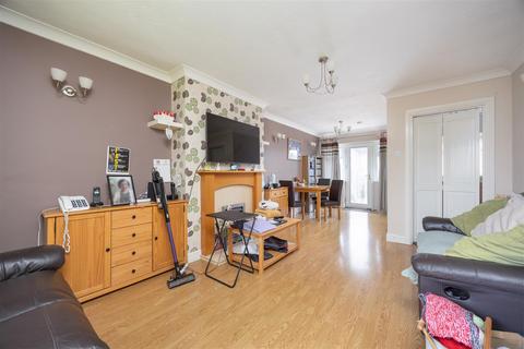 4 bedroom semi-detached house for sale, Burnett Road, Trowbridge