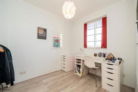 2 bedroom flat for sale, Shepherds Bush Road, London W6