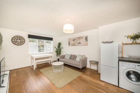 3 bedroom flat to rent, The Downs, London SW20