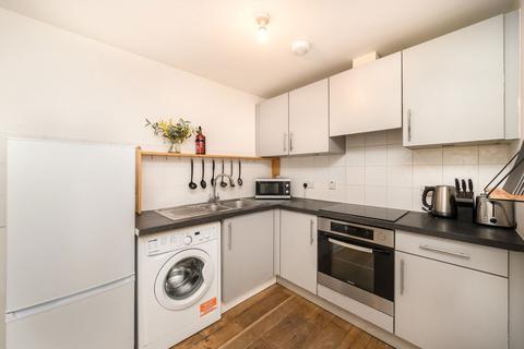 3 bedroom flat to rent, The Downs, London SW20