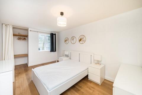 3 bedroom flat to rent, The Downs, London SW20