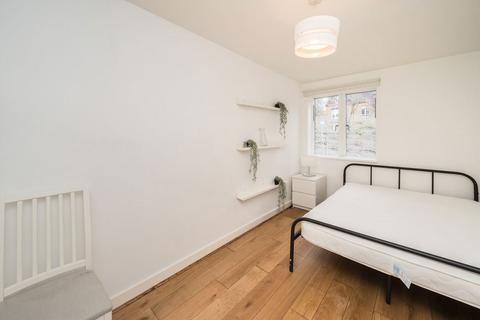 3 bedroom flat to rent, The Downs, London SW20