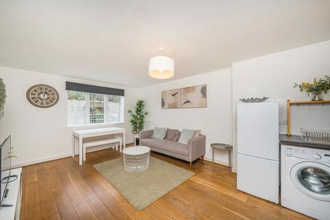 3 bedroom flat to rent, The Downs, London SW20