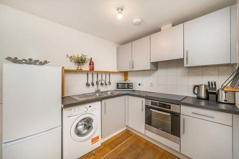 3 bedroom flat to rent, The Downs, London SW20
