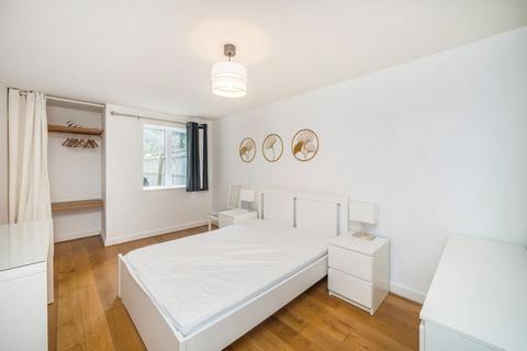 3 bedroom flat to rent, The Downs, London SW20