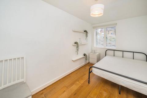 3 bedroom flat to rent, The Downs, London SW20