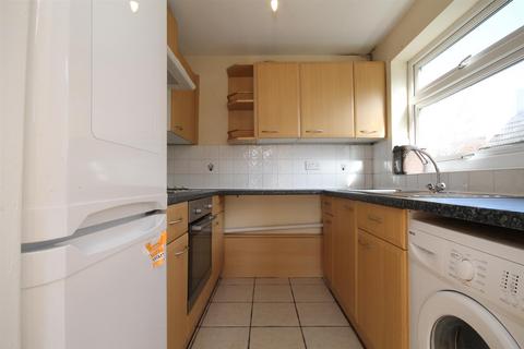 1 bedroom flat to rent, 17 -19 Melbourne Road, Wallington