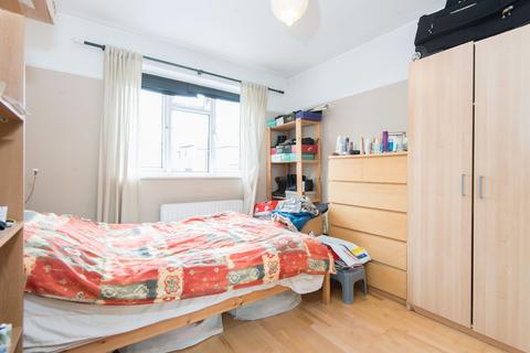 3 bedroom flat to rent, Holmbury Court, Upper Tooting Road, London, SW17