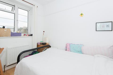 3 bedroom flat to rent, Holmbury Court, Upper Tooting Road, London, SW17