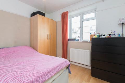 3 bedroom flat to rent, Holmbury Court, Upper Tooting Road, London, SW17