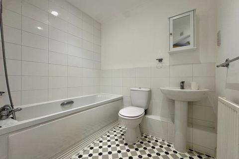 1 bedroom flat for sale, Pettacre Close, West Thamesmead, London, SE28 0PA