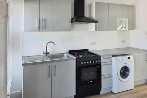 2 bedroom maisonette to rent, Graham Road, Mitcham, Greater London