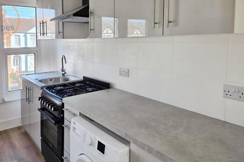 2 bedroom maisonette to rent, Graham Road, Mitcham, Greater London