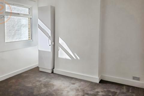 2 bedroom maisonette to rent, Graham Road, Mitcham, Greater London