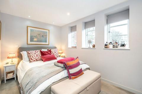 3 bedroom flat for sale, Ravenscourt Gardens, London W6