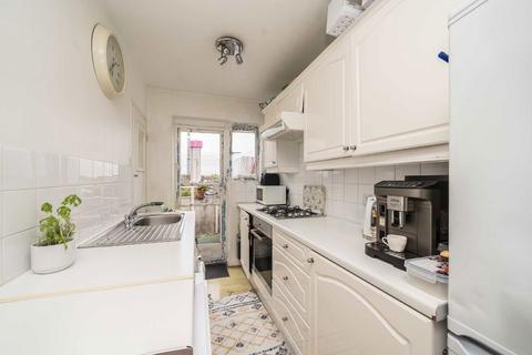 2 bedroom flat for sale, Fairfield Street, London SW18