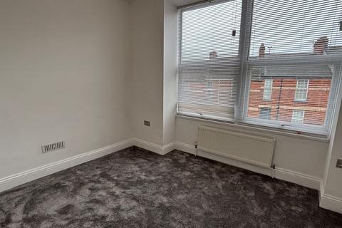 2 bedroom flat to rent, Bitton Park Road, Teignmouth, TQ14