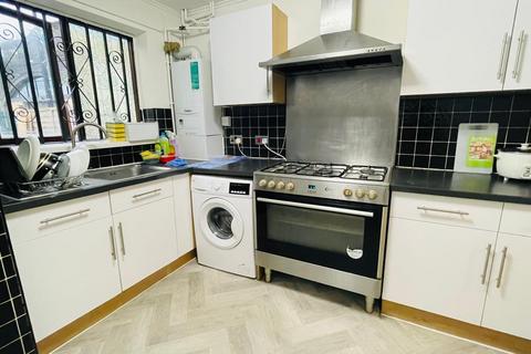 1 bedroom in a house share to rent, Lukin Street, Shadwell, E1 0AA