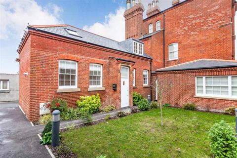 2 bedroom flat to rent, Sparrows Herne, Bushey, WD23