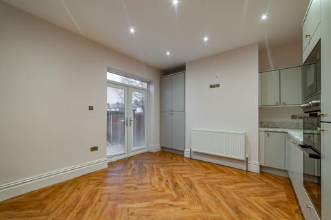 3 bedroom terraced house to rent, Broadstone Hall Road South, Stockport SK5