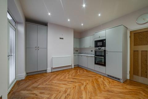 3 bedroom terraced house to rent, Broadstone Hall Road South, Stockport SK5
