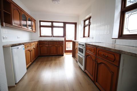 2 bedroom house to rent, Lake Avenue, Rainham, RM13