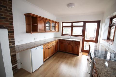 2 bedroom house to rent, Lake Avenue, Rainham, RM13