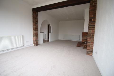 2 bedroom house to rent, Lake Avenue, Rainham, RM13