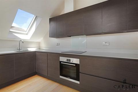 2 bedroom apartment to rent, Manor Road, Chigwell